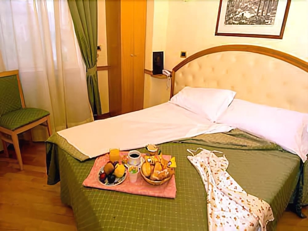 Imagen de la habitación del Hotel Regina Margherita, Roma. Foto 5