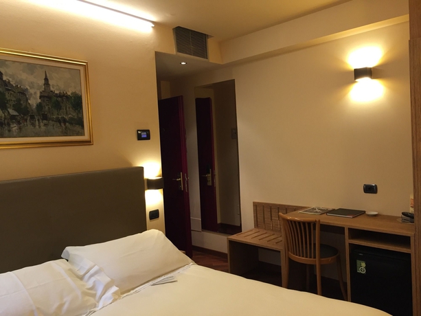 Imagen de la habitación del Hotel Regina, Milán. Foto 11