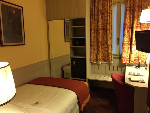 Imagen de la habitación del Hotel Regina, Milán. Foto 12