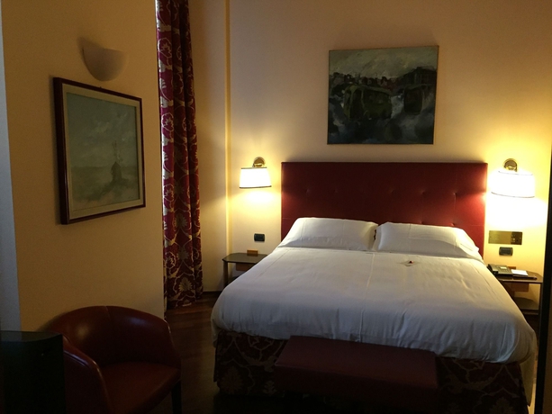 Imagen de la habitación del Hotel Regina, Milán. Foto 13