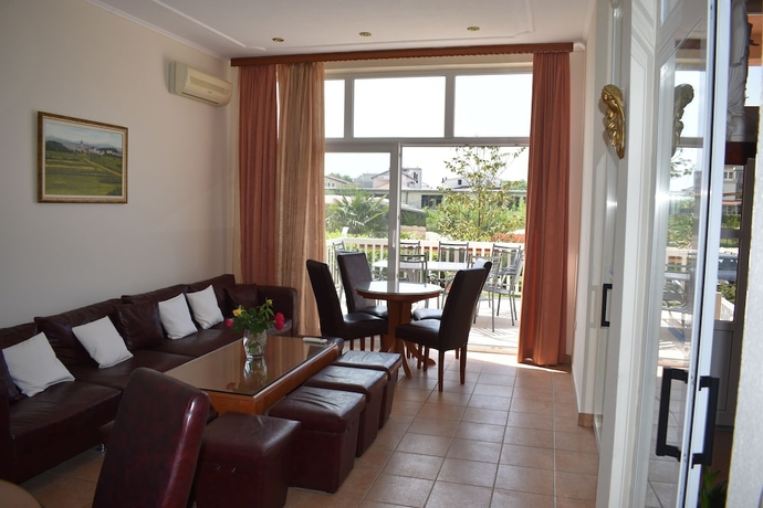 Imagen de los interiores del Hotel Regina Mundi. Foto 17