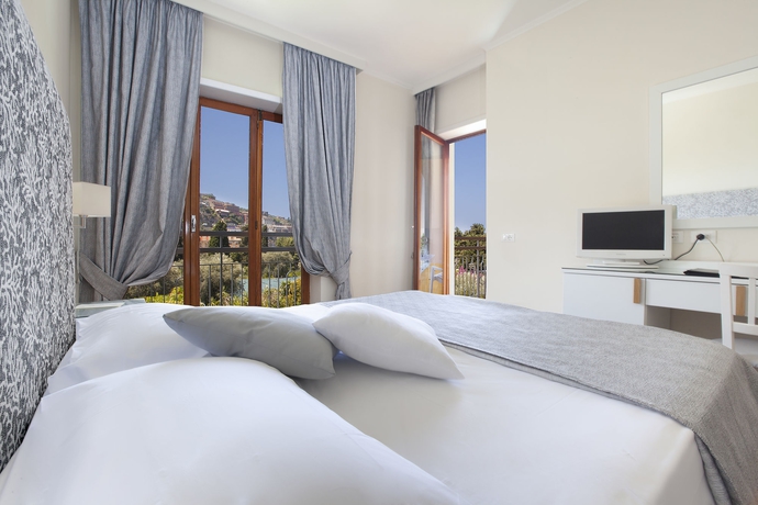 Imagen de la habitación del Hotel Regina Sorrento. Foto 5