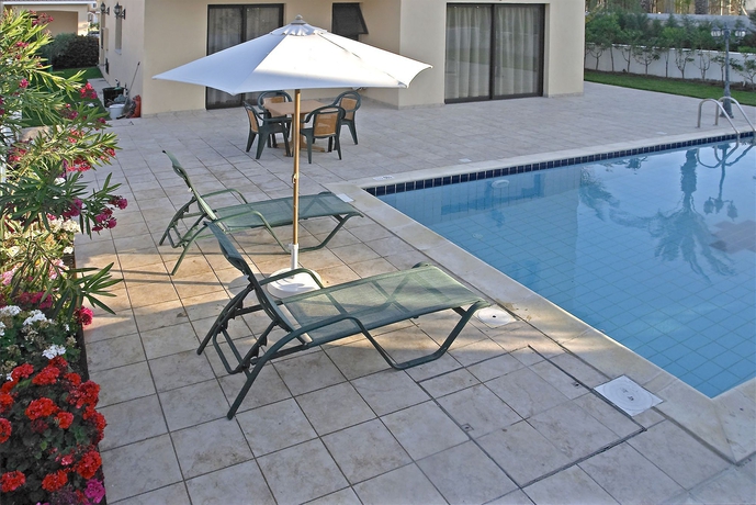 Imagen de la piscina del Hotel Reginas Exclusive Villas. Foto 9