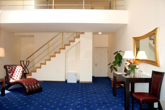 Imagen de los interiores del Hotel Regineh. Foto 18