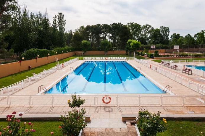 Imagen de la piscina del Hotel Regio, Santa Marta de Tormes. Foto 21
