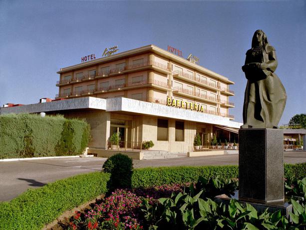 Imagen de los exteriores del Hotel Regio, Santa Marta de Tormes. Foto 17