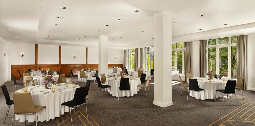 Imagen del bar/restaurante del Hotel Reichshof Hamburg. Foto 4