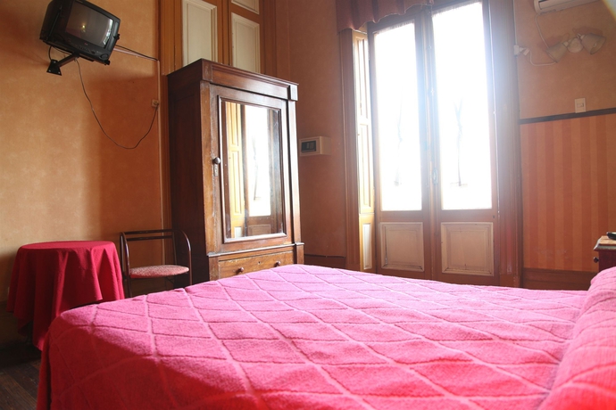 Imagen de la habitación del Hotel Reina, Buenos Aires. Foto 10