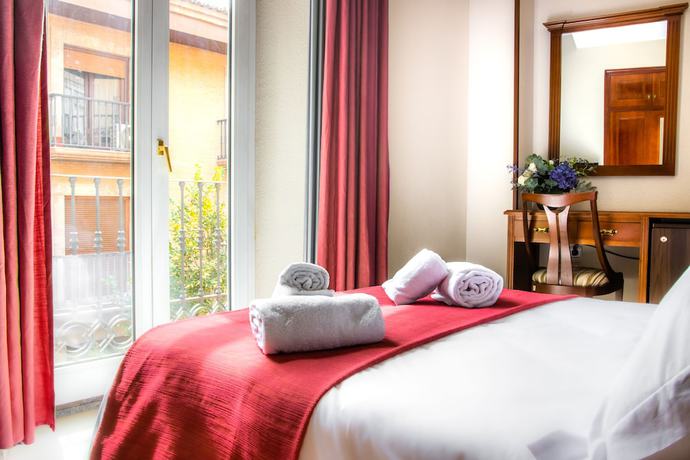 Imagen de la habitación del Hotel Reina Cristina, Granada. Foto 3