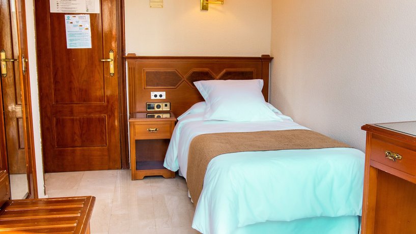 Imagen de la habitación del Hotel Reina Cristina, Granada. Foto 4