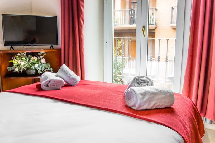 Imagen de la habitación del Hotel Reina Cristina, Granada. Foto 8