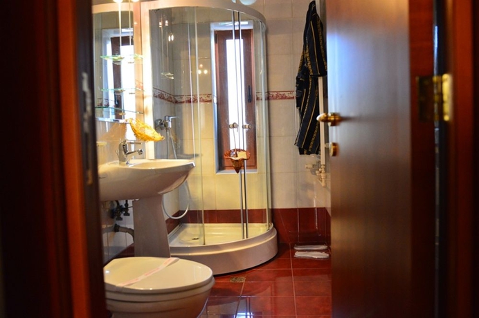 Imagen de la habitación del Hotel Reina. Foto 8