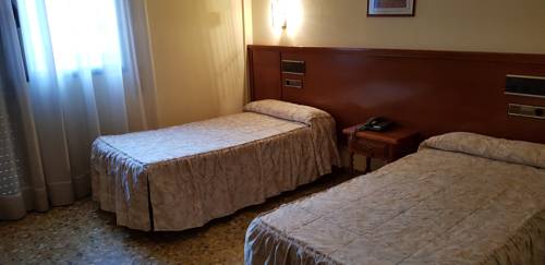 Imagen de la habitación del Hotel Reina Isabel, Lleida. Foto 4