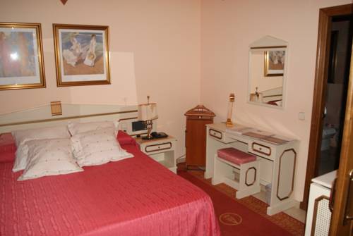 Imagen de la habitación del Hotel Reina Victoria. Foto 8