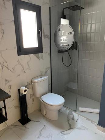 Imagen de la habitación del Hotel Reina Victoria La Plaza. Foto 2