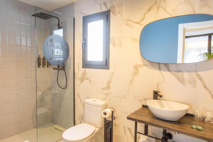 Imagen de la habitación del Hotel Reina Victoria La Plaza. Foto 5