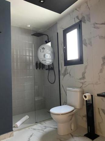 Imagen de la habitación del Hotel Reina Victoria La Plaza. Foto 5