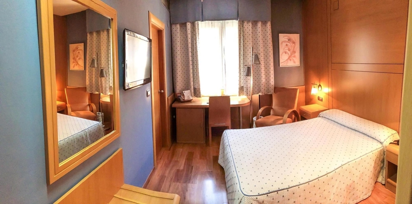 Imagen de la habitación del Hotel Reino De Granada. Foto 6