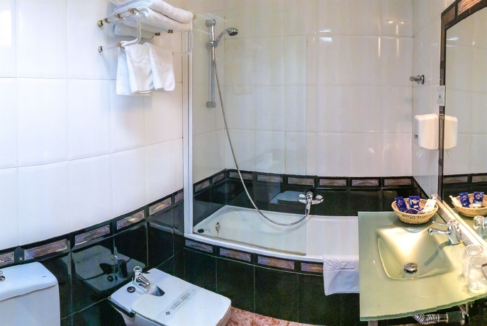 Imagen de la habitación del Hotel Reino De Granada. Foto 7