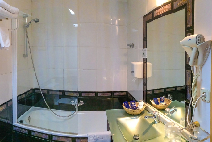 Imagen de la habitación del Hotel Reino De Granada. Foto 8