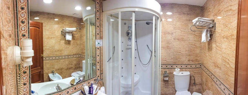 Imagen de la habitación del Hotel Reino De Granada. Foto 10