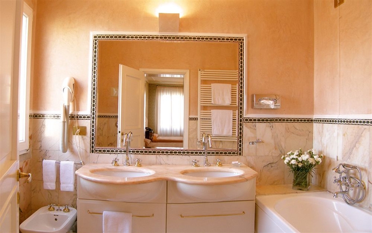 Imagen de la habitación del Hotel Relais Alberti. Foto 2