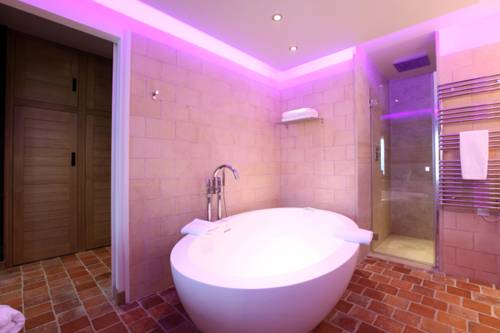 Imagen de la habitación del Hotel Relais Bernard Loiseau. Foto 14