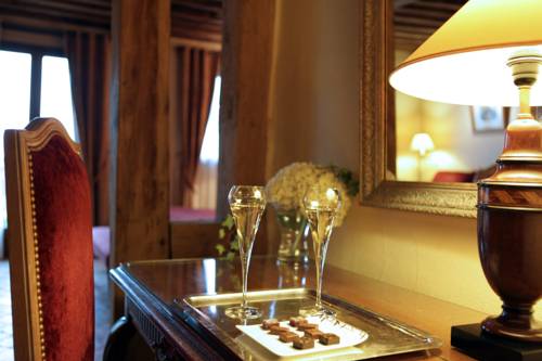 Imagen de la habitación del Hotel Relais Bernard Loiseau. Foto 15