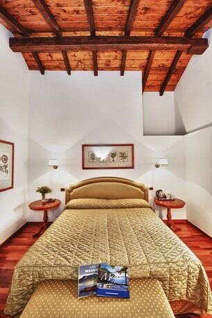 Imagen de la habitación del Hotel Relais Casali Della Cisterna. Foto 19