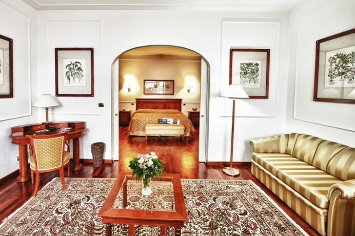 Imagen de la habitación del Hotel Relais Casali Della Cisterna. Foto 21