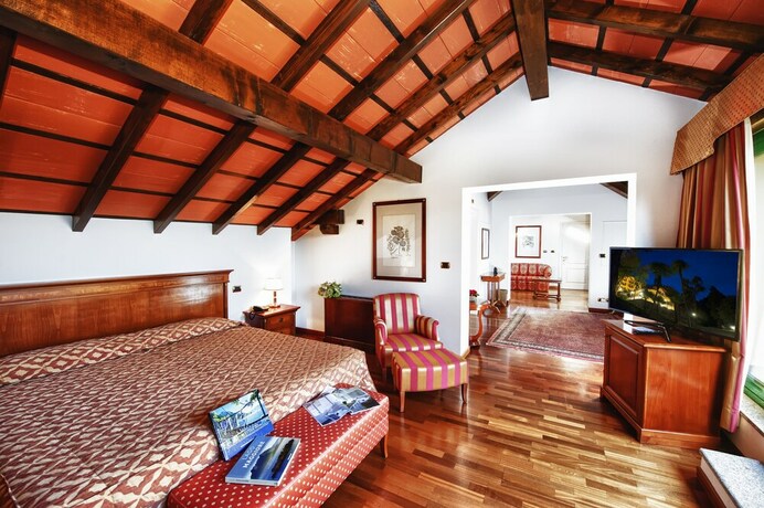 Imagen de la habitación del Hotel Relais Casali Della Cisterna. Foto 22