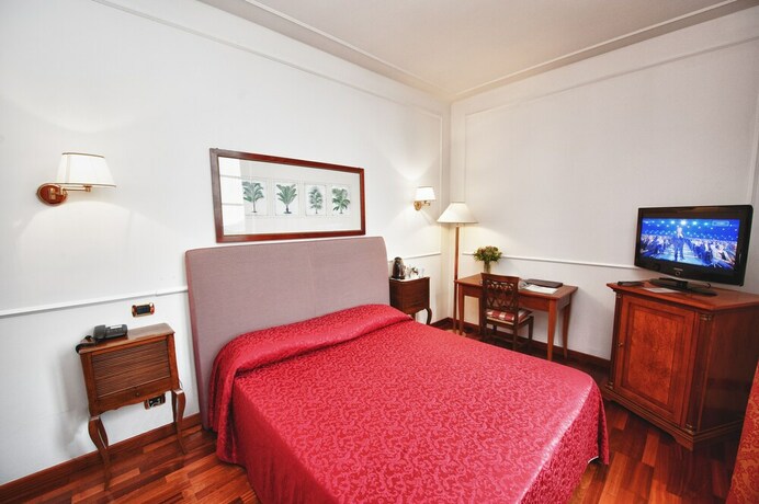 Imagen de la habitación del Hotel Relais Casali Della Cisterna. Foto 23
