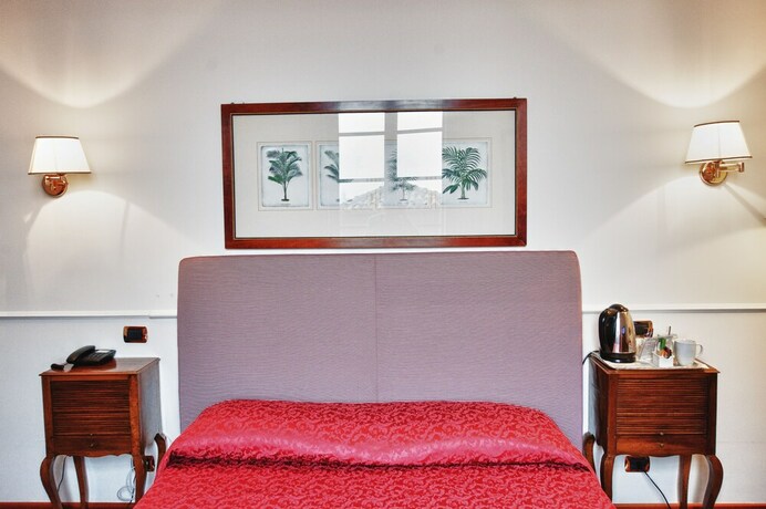 Imagen de la habitación del Hotel Relais Casali Della Cisterna. Foto 30