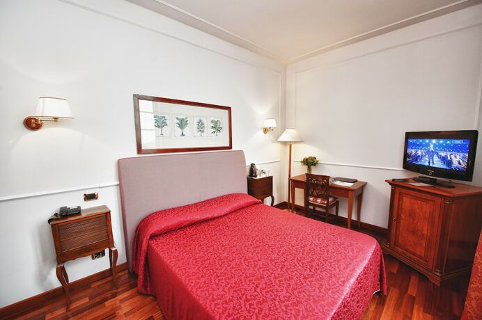 Imagen de la habitación del Hotel Relais Casali Della Cisterna. Foto 31