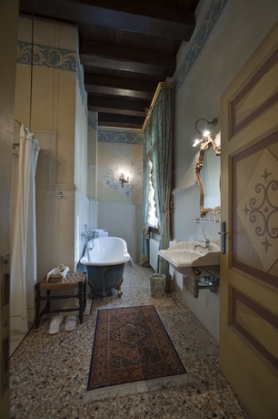 Imagen de la habitación del Hotel Relais Castello Bevilacqua. Foto 6