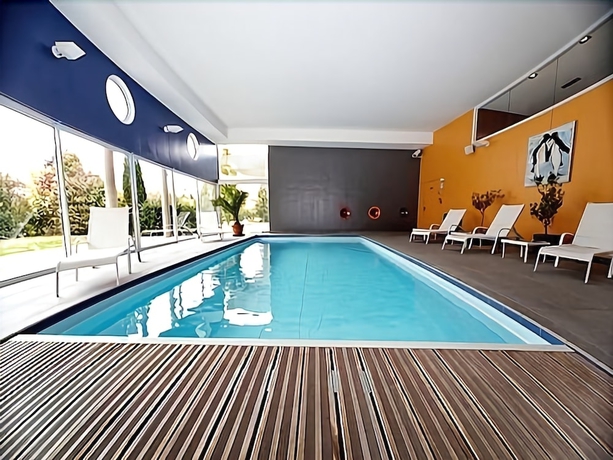 Imagen de la piscina del Hotel Relais De Vincey. Foto 18