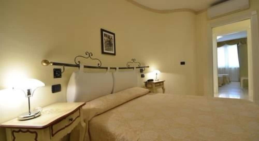 Imagen de la habitación del Hotel Relais Du Lac, Desenzano del Garda. Foto 11