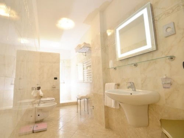 Imagen de la habitación del Hotel Relais Du Lac, Desenzano del Garda. Foto 17
