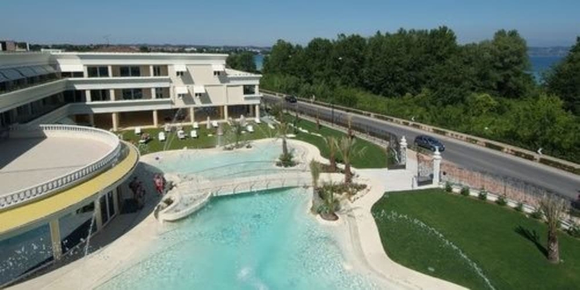 Imagen de la piscina del Hotel Relais Du Lac, Desenzano del Garda. Foto 18