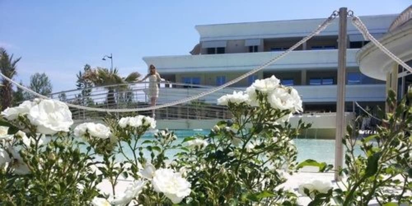 Imagen de la piscina del Hotel Relais Du Lac, Desenzano del Garda. Foto 19
