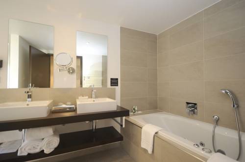Imagen de la habitación del Hotel Relais Et Ch&acirc;teaux Le Chambard. Foto 11