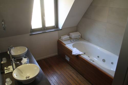 Imagen de la habitación del Hotel Relais Et Ch&acirc;teaux Le Chambard. Foto 15