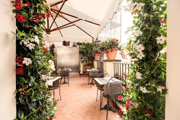 Imagen de los exteriores del Hotel Relais Fontana Di Trevi. Foto 13