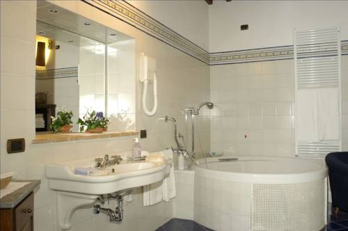 Imagen de la habitación del Hotel Relais La Chiusa. Foto 4