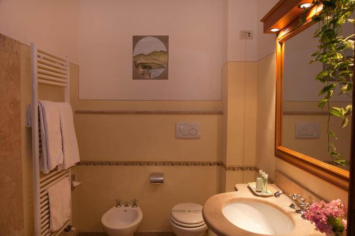 Imagen de la habitación del Hotel Relais La Fattoria, Passignano Sul Trasimeno. Foto 10