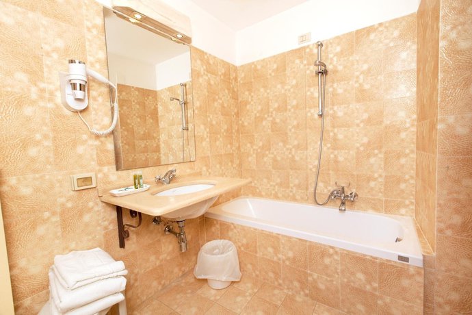 Imagen de la habitación del Hotel Relais La Fattoria, Passignano Sul Trasimeno. Foto 12