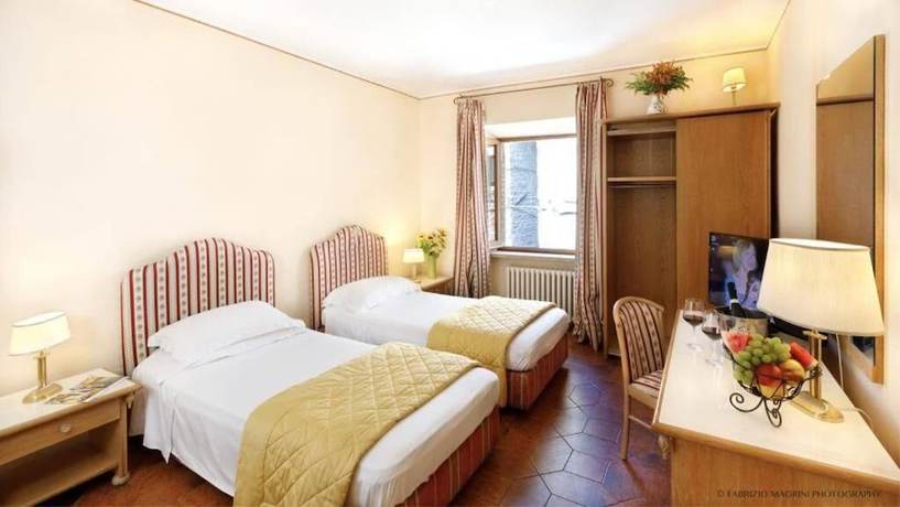 Imagen de la habitación del Hotel Relais La Fattoria, Passignano Sul Trasimeno. Foto 13
