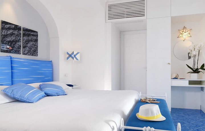 Imagen de la habitación del Hotel Relais Maresca Luxury Small. Foto 7