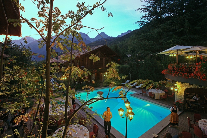 Imagen de la piscina del Hotel Relais Mont Blanc and Spa. Foto 13
