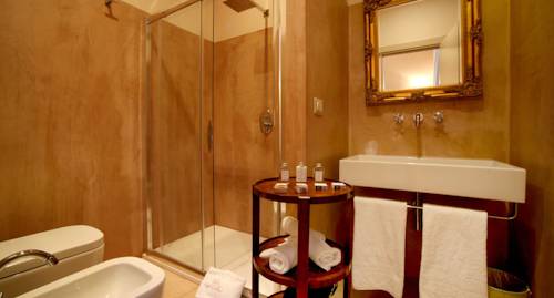 Imagen de la habitación del Hotel Relais Real Collegio. Foto 5